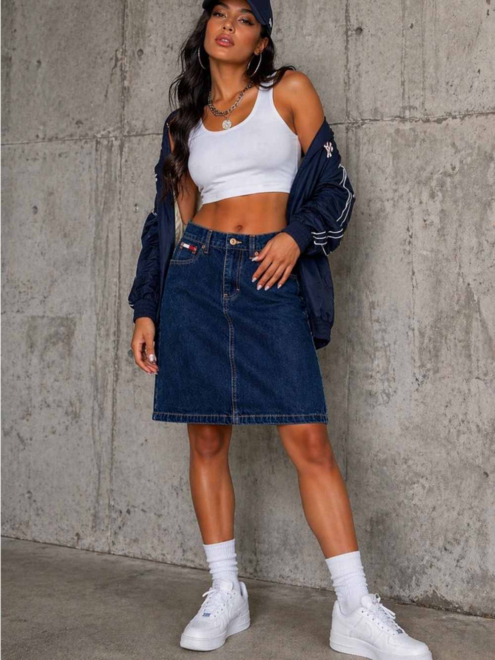 ✨ Tommy Hilfiger Denim Skirt ✨
🔥 Sporty street-style vibe